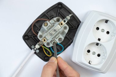 Kısa devre sonrasında çift eklenti kablosu parçalandı