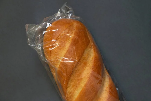 Буханка Белого Хлеба Упаковке Темном Изолированном Фоне Крупным Планом — стоковое фото