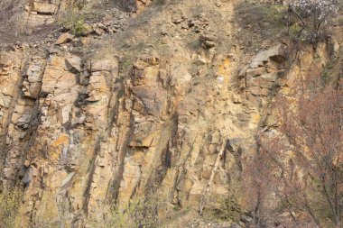 Güneşli bir günde Ukrayna 'da taş ocağında taş duvar