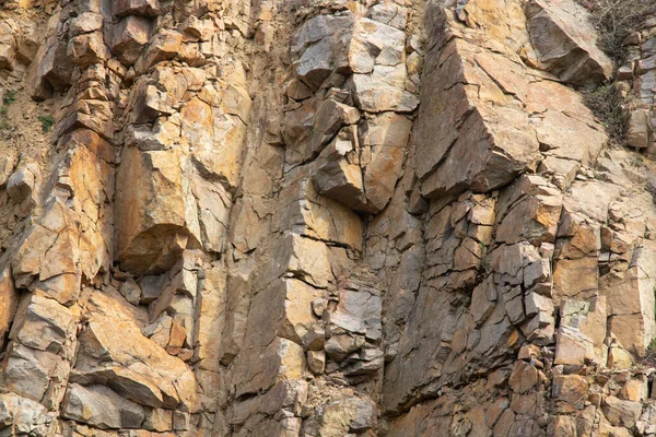 Mur de pierre sur une carrière de granit en Ukraine par une journée ensoleillée — Photo