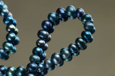 İzole edilmiş arka planda inci dişi boncuklar.