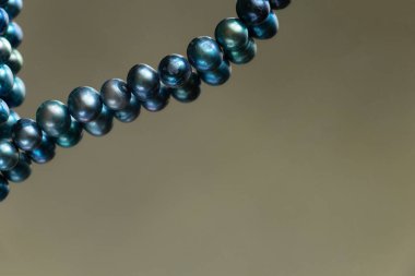 İzole edilmiş arka planda inci dişi boncuklar.