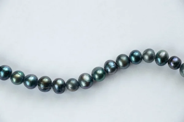 Pärla kvinnliga pärlor på en isolerad bakgrund närbild — Stockfoto