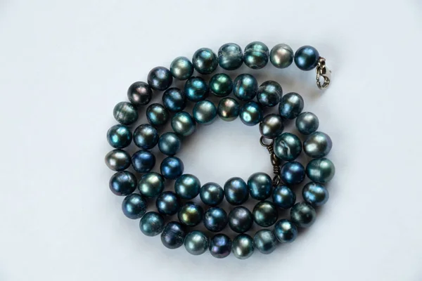 Pärla kvinnliga pärlor på en isolerad bakgrund närbild — Stockfoto
