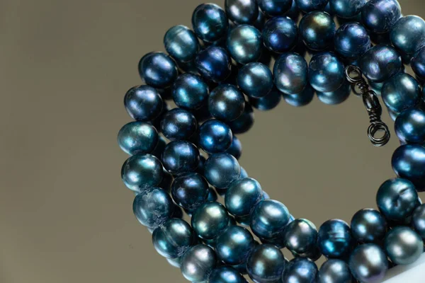 Pearl female beads on an isolated background close-up — Stock Photo, Image