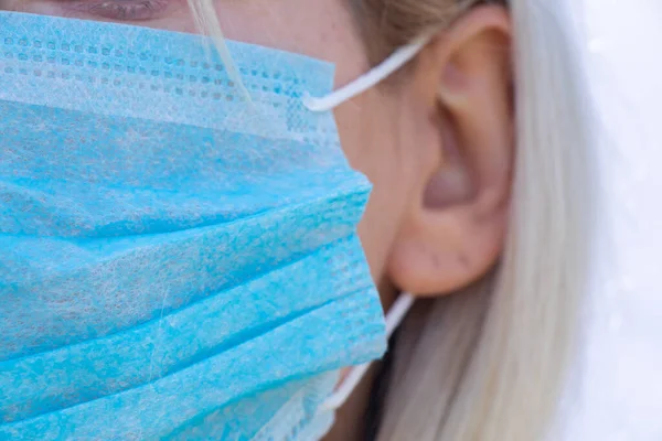 Primo Piano Una Giovane Donna Ucraina Con Una Maschera Medica — Foto Stock