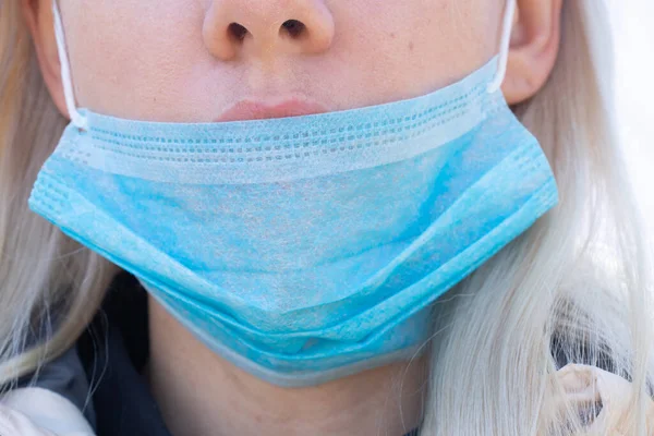 一名戴医疗面罩的乌克兰年轻妇女在室外大流行病期间的特写镜头 — 图库照片