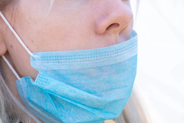 Primo Piano Una Giovane Donna Ucraina Con Una Maschera Medica — Foto Stock