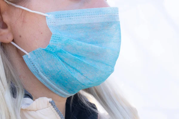 Primo Piano Una Giovane Donna Ucraina Con Una Maschera Medica — Foto Stock