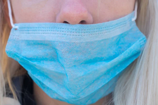 Primo Piano Una Giovane Donna Ucraina Con Una Maschera Medica — Foto Stock