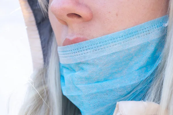 Primo Piano Una Giovane Donna Ucraina Con Una Maschera Medica — Foto Stock