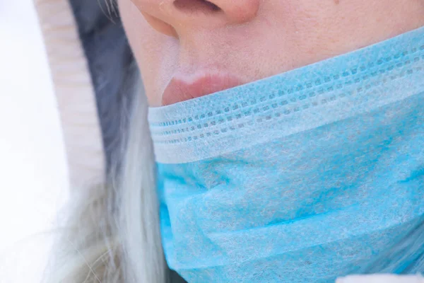 Primer Plano Una Joven Ucraniana Con Una Máscara Médica Cara — Foto de Stock