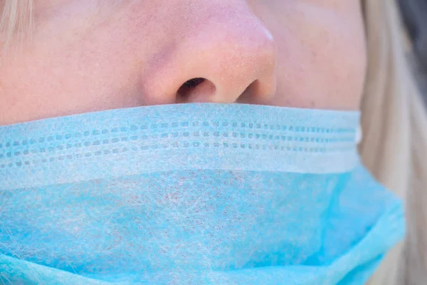 Primo Piano Una Giovane Donna Ucraina Con Una Maschera Medica — Foto Stock