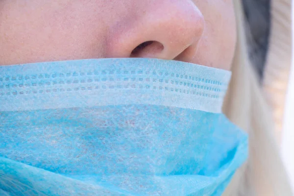 Primo Piano Una Giovane Donna Ucraina Con Una Maschera Medica — Foto Stock