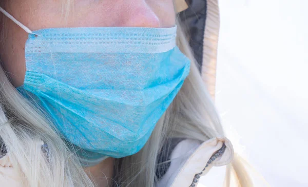 Primer Plano Una Joven Ucraniana Con Una Máscara Médica Cara —  Fotos de Stock