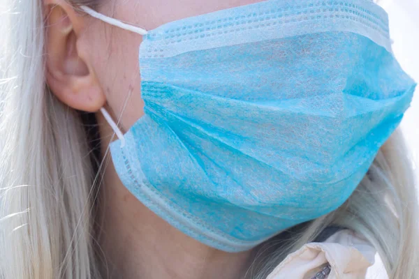 Primer Plano Una Joven Ucraniana Con Una Máscara Médica Cara —  Fotos de Stock