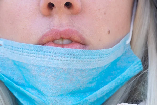 Primer plano de una joven ucraniana con una máscara médica en la cara durante la pandemia de 2020 al aire libre — Foto de Stock