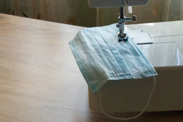 新型缝纫机在大流行时缝制医用口罩 — 图库照片