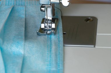 Yeni dikiş makinesi salgın sırasında tıbbi maske dikiyor