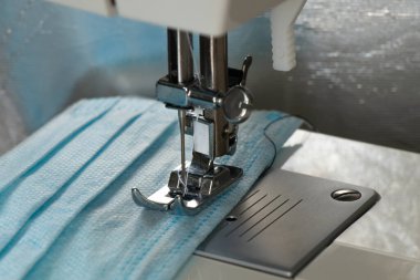 Yeni dikiş makinesi salgın sırasında tıbbi maske dikiyor