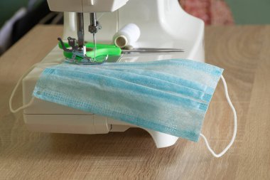 Yeni dikiş makinesi salgın sırasında tıbbi maske dikiyor
