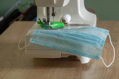 Yeni dikiş makinesi salgın sırasında tıbbi maske dikiyor