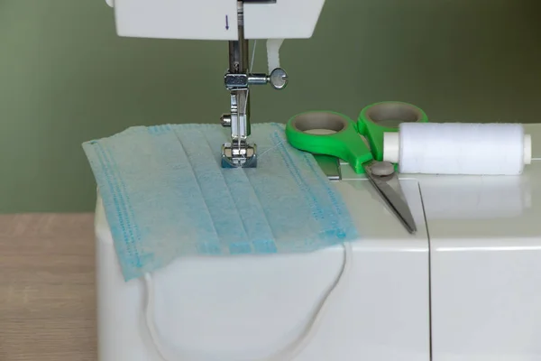 新型缝纫机在大流行时缝制医用口罩 — 图库照片
