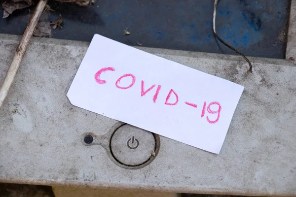 Covid Geschreven Een Stuk Papier Ligt Naast Uitschakelknop Een Computer — Stockfoto