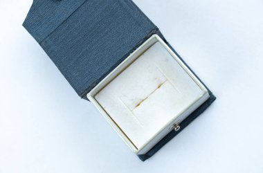 boş karton kirli mavi kutu beyaz bir yüzük için