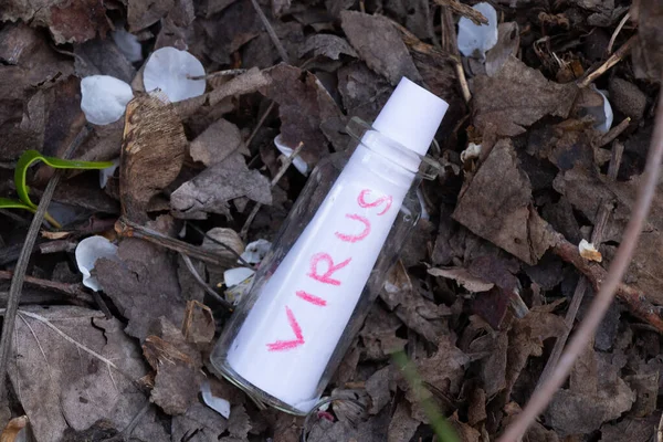 Covid Scritto Foglio Posto Una Bottiglietta Vetro Appoggiata Terra Durante — Foto Stock