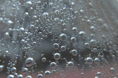 Plastik şişe makro fotoğrafına su damlıyor.