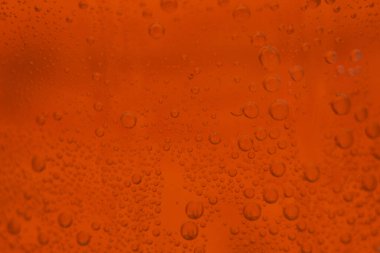 Plastik şişe makro fotoğrafına su damlıyor.