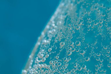 Plastik şişe makro fotoğrafına su damlıyor.