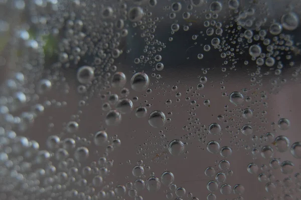 Gotas Agua Una Botella Plástico Macro Foto — Foto de Stock