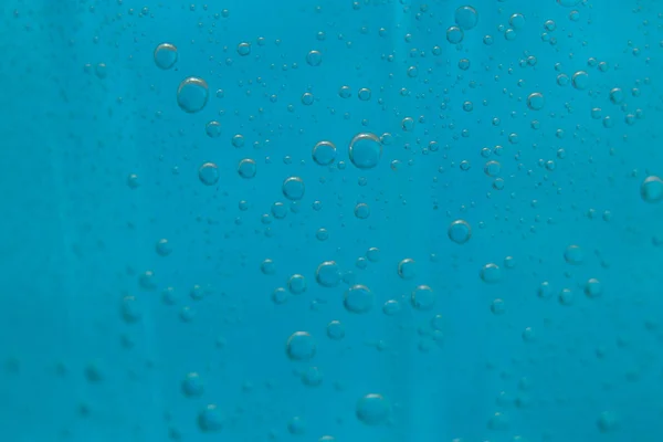 ペットボトルのマクロ写真に水が落ちる — ストック写真