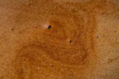 Kahve köpüğü ve sıcak kahve.