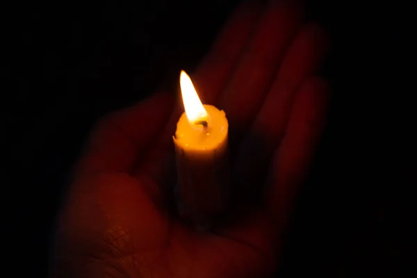 Hand Hält Eine Brennende Kerze Einem Dunklen Raum — Stockfoto