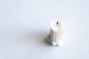 İzole bir arkaplanda sönmüş bir mum