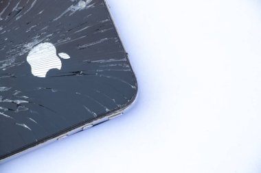 Ukrayna, Dnipro - Nisan 03, 2020. Eski bozuk bir iPhone 4 beyaz arkaplanda yatıyor