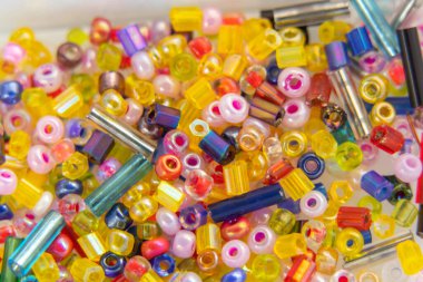 İzole bir arkaplanda çok renkli boncuklar