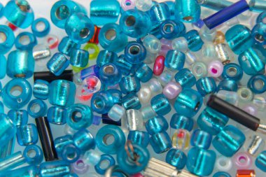 İzole bir arkaplanda çok renkli boncuklar