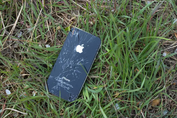 Ucrânia Dnipro Abril 2020 Velho Iphone Quebrado Mentiras Grama Verde — Fotografia de Stock