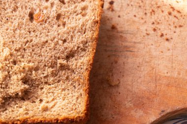 Kahverengi ekmek bir masanın tahta üzerinde yatıyor.