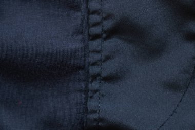 Arkaplan olarak koyu gri kumaş arkaplan