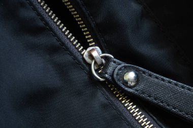 Arka planda fermuar var.