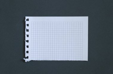 Siyah üzerine not defteri olan yırtık kağıt levha