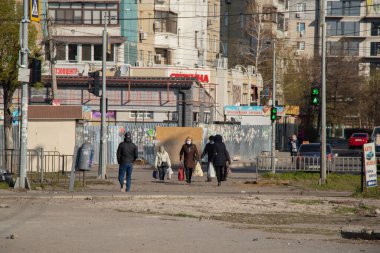 Ukrayna, Dnipro - Nisan 07, 2020. Dinyeper şehri halkı sabah karantinasında Ukrayna yasalarına göre karantina normlarına uymamaktadır.