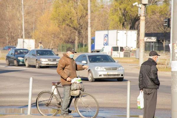 Ucrania Dnipro Abril 2020 Gente Ciudad Del Dniéper Durante Cuarentena — Foto de Stock