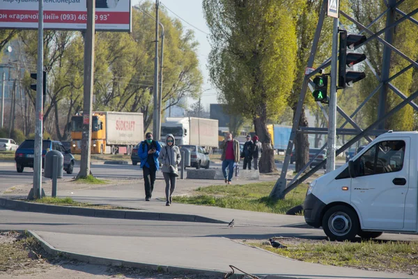 ウクライナ ドニプロ 2020年4月7日 路上での朝の検疫中にドニエプル市の人々は ウクライナの法律に従って検疫規範を遵守しませんでした — ストック写真