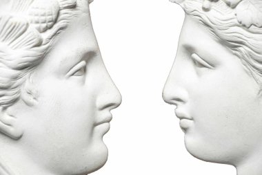 İzole bir arkaplanda profil oluşturan alçı taşı heykelinin iki yüzü